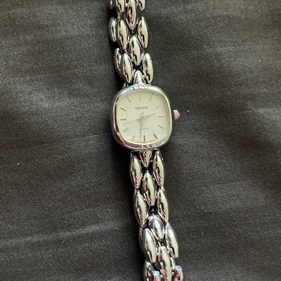 Vintage Gruen Quartz gold-toned woman Vintage like new Gruen stainless steel quartz watch
